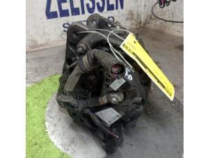Dynamo van een Volkswagen Touran (1T1/T2) 1.6 FSI 16V 2003