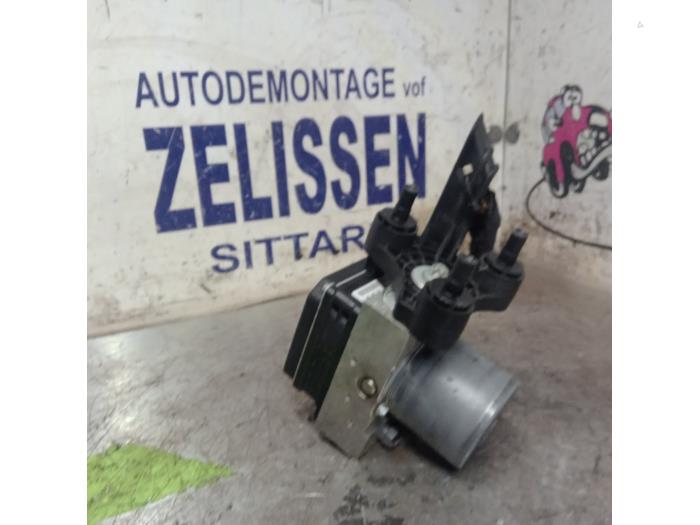 Usagé Pompe ABS Mercedes E Estate (S212) E-200 CDI 16V BlueEfficiency,BlueTEC Prix € 173,25 Règlement à la marge proposé par Zelissen V.O.F. autodemontage
