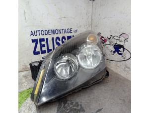 Używane Reflektor lewy Opel Astra H (L48) 1.6 16V Twinport Cena € 47,25 Procedura marży oferowane przez Zelissen V.O.F. autodemontage