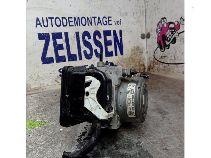 Begagnade ABS-pump Peugeot 208 I (CA/CC/CK/CL) 1.2 Vti 12V PureTech 82 Pris € 105,00 Marginaltabell erbjuds av Zelissen V.O.F. autodemontage