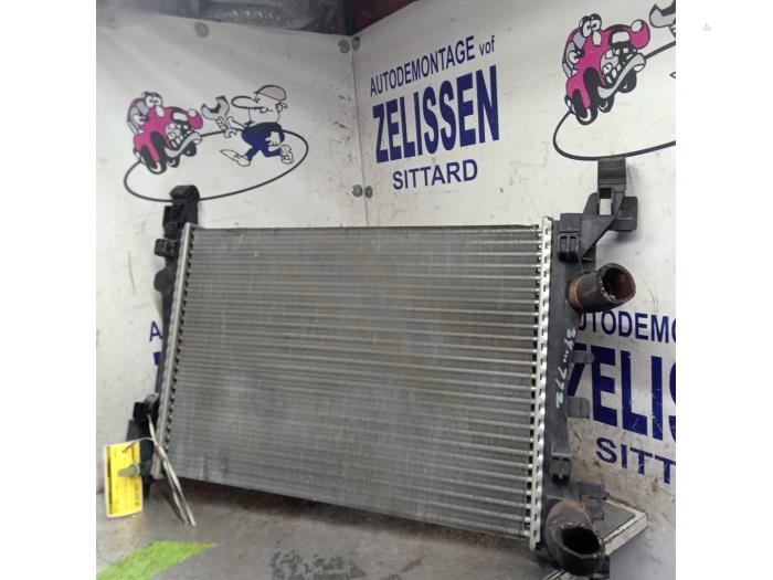 Usagé Radiateur Opel Corsa D 1.4 16V Twinport Prix € 42,00 Règlement à la marge proposé par Zelissen V.O.F. autodemontage