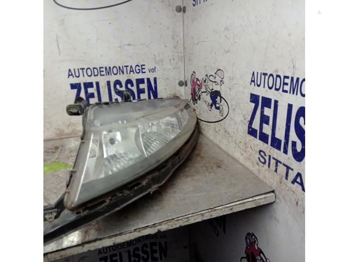 Używane Reflektor lewy Honda Civic (FK/FN) 1.4i Type S 16V Cena € 131,25 Procedura marży oferowane przez Zelissen V.O.F. autodemontage