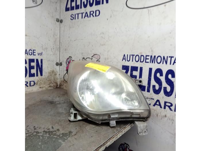 Używane Reflektor prawy Daihatsu Cuore (L251/271/276) 1.0 12V DVVT Cena € 42,00 Procedura marży oferowane przez Zelissen V.O.F. autodemontage