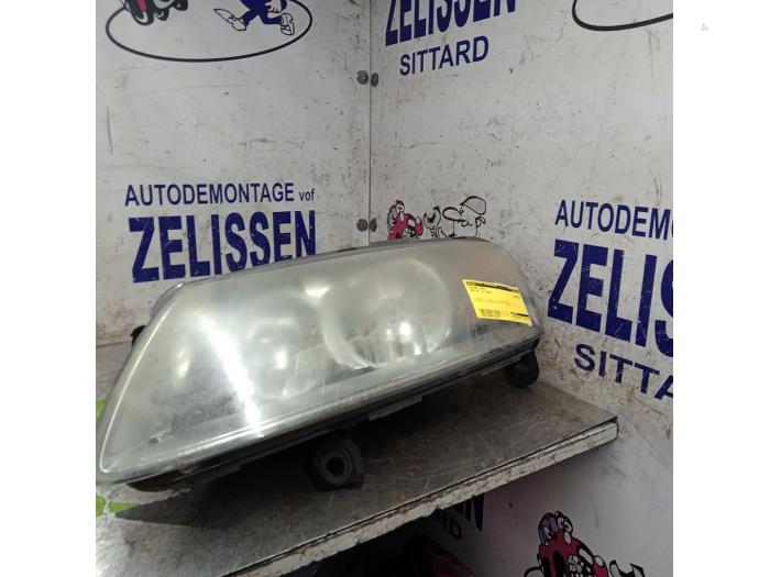 Używane Reflektor lewy Audi A6 Avant (C6) 2.4 V6 24V Cena € 68,25 Procedura marży oferowane przez Zelissen V.O.F. autodemontage