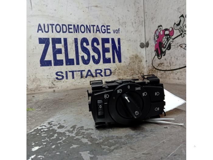 Używane Przelacznik swiatel BMW 1 serie (E87/87N) 118d 16V Cena € 26,25 Procedura marży oferowane przez Zelissen V.O.F. autodemontage