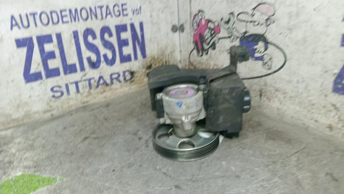 Usagé Pompe de direction Peugeot 206+ (2L/M) 1.1 XR,XS Prix € 57,75 Règlement à la marge proposé par Zelissen V.O.F. autodemontage