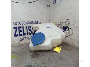 Begagnade Spolartank, vindruta Mercedes B (W245) 2.0 B-200 16V Pris € 21,00 Marginaltabell erbjuds av Zelissen V.O.F. autodemontage
