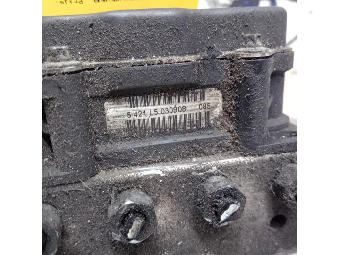 ABS Pumpe van een Nissan Qashqai (J10) 2.0 16V 2009