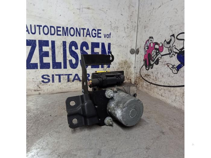 ABS Pumpe van een Nissan Qashqai (J10) 2.0 16V 2009