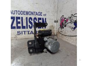 ABS Pumpe van een Nissan Qashqai (J10) 2.0 16V 2009