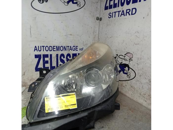 Używane Reflektor lewy Renault Clio III (BR/CR) 2.0 16V Cena € 68,25 Procedura marży oferowane przez Zelissen V.O.F. autodemontage