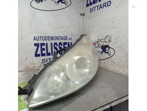 Begagnade Strålkastare, vänster Peugeot 407 (6D) 2.0 16V Pris € 89,25 Marginaltabell erbjuds av Zelissen V.O.F. autodemontage