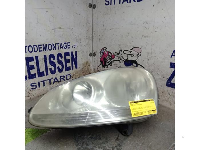 Używane Reflektor lewy Volkswagen Golf V (1K1) 1.4 16V Cena € 42,00 Procedura marży oferowane przez Zelissen V.O.F. autodemontage