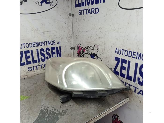 Używane Reflektor prawy Peugeot Bipper (AA) 1.4 HDi Cena € 47,25 Procedura marży oferowane przez Zelissen V.O.F. autodemontage