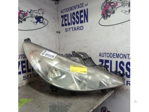 Usagé Phare droit Peugeot 207/207+ (WA/WC/WM) 1.6 16V VTi Prix € 52,50 Règlement à la marge proposé par Zelissen V.O.F. autodemontage