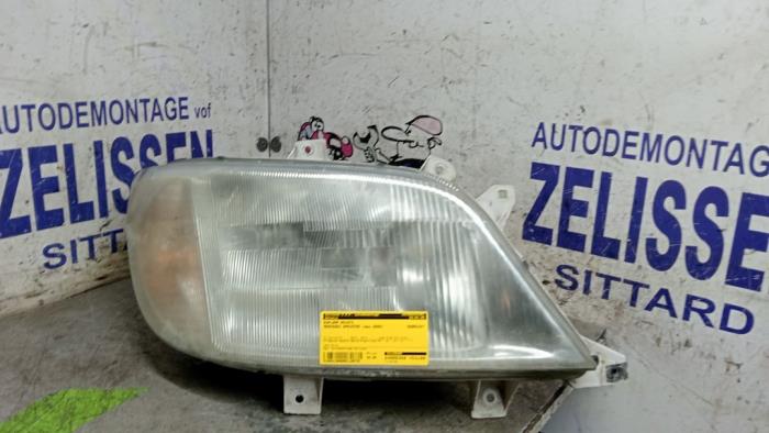 Używane Reflektor prawy Mercedes Sprinter 3t (903) 316 CDI 20V Cena € 68,25 Procedura marży oferowane przez Zelissen V.O.F. autodemontage