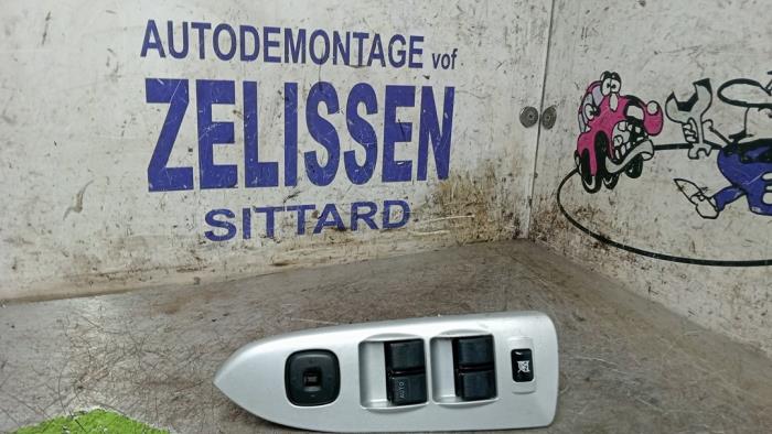 Usados Interruptor de ventanilla eléctrica Mazda Premacy 1.8 16V Precio € 36,75 Norma de margen ofrecido por Zelissen V.O.F. autodemontage