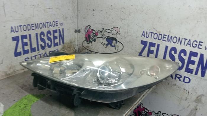 Używane Reflektor lewy Peugeot 307 (3A/C/D) 1.6 16V Cena € 63,00 Procedura marży oferowane przez Zelissen V.O.F. autodemontage