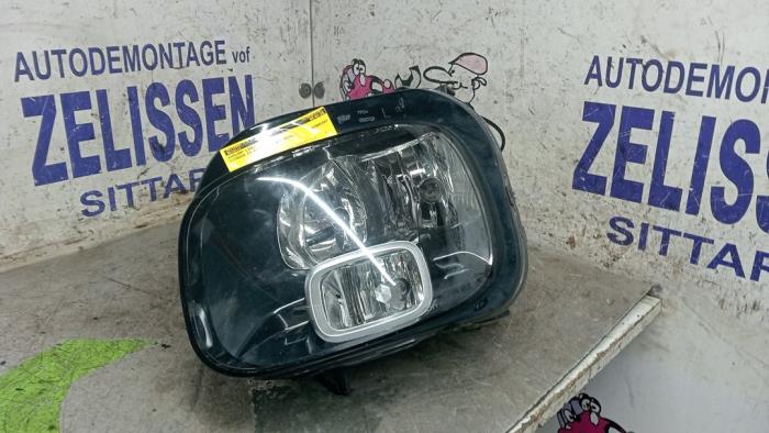Używane Reflektor lewy Citroen C3 Aircross I (2C/2R) 1.2 PureTech 82 Cena € 414,75 Procedura marży oferowane przez Zelissen V.O.F. autodemontage