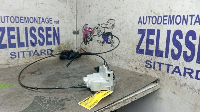 Begagnade Dörrlåsmekanism, 2-dörrars, höger Renault Twingo II (CN) 1.2 16V Pris € 52,50 Marginaltabell erbjuds av Zelissen V.O.F. autodemontage