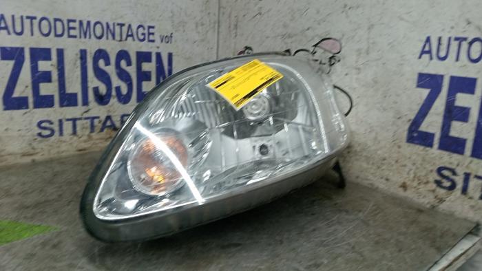 Używane Reflektor lewy Volkswagen Fox (5Z) 1.2 Cena € 42,00 Procedura marży oferowane przez Zelissen V.O.F. autodemontage