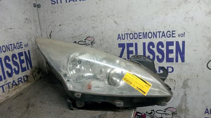 Usados Faro derecha Peugeot 5008 I (0A/0E) 1.6 THP 16V Precio € 141,75 Norma de margen ofrecido por Zelissen V.O.F. autodemontage