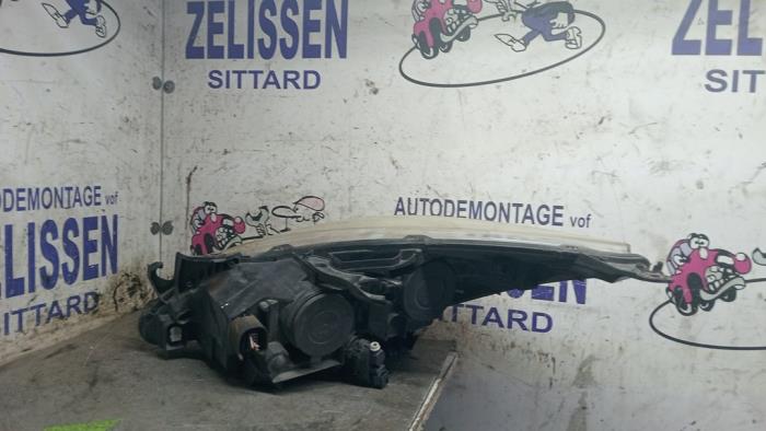 Reflektor prawy z Peugeot 5008 I (0A/0E) 1.6 THP 16V 2011