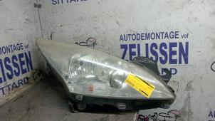 Reflektor prawy z Peugeot 5008 I (0A/0E) 1.6 THP 16V 2011