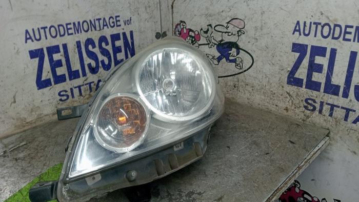 Używane Reflektor lewy Nissan Note (E11) 1.6 16V Cena € 68,25 Procedura marży oferowane przez Zelissen V.O.F. autodemontage
