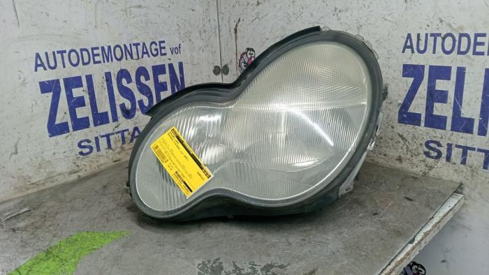 Używane Reflektor lewy Mercedes C Combi (S203) 2.0 C-200K 16V Cena € 131,25 Procedura marży oferowane przez Zelissen V.O.F. autodemontage
