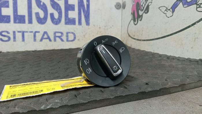 Używane Przelacznik swiatel Seat Leon ST (5FF) 1.0 TSI 12V Cena € 36,75 Procedura marży oferowane przez Zelissen V.O.F. autodemontage