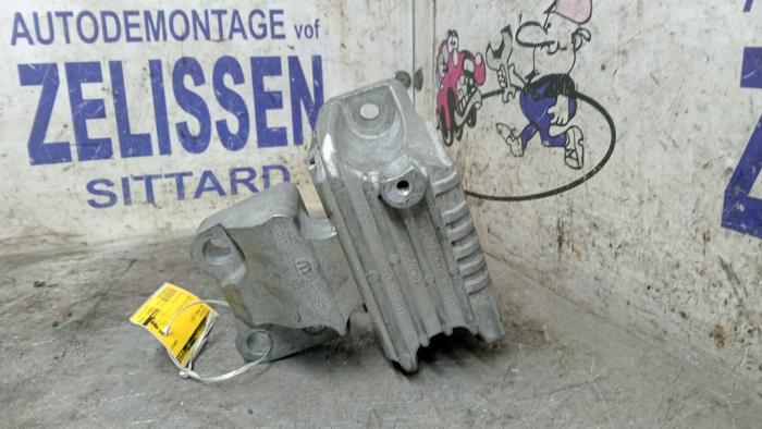 Used Engine mount Jeep Compass II (MP) 1.3 T4 150 16V Price € 63,00 Margin scheme offered by Zelissen V.O.F. autodemontage
