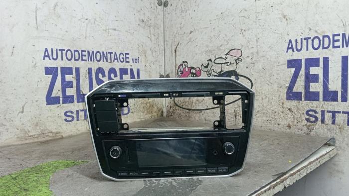 Używane Radio Volkswagen Up! (121) 1.0 12V 60 Cena € 368,88 Procedura marży oferowane przez Zelissen V.O.F. autodemontage