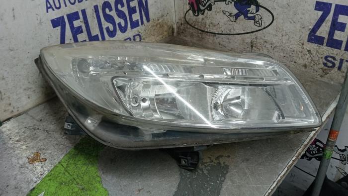 Używane Reflektor prawy Opel Insignia 2.0 CDTI 16V 130 Ecotec Cena € 131,25 Procedura marży oferowane przez Zelissen V.O.F. autodemontage