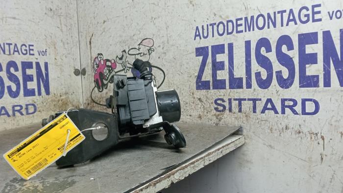 Używane Pompa ABS Opel Astra J Sports Tourer (PD8/PE8/PF8) 1.4 Turbo 16V Cena € 204,75 Procedura marży oferowane przez Zelissen V.O.F. autodemontage