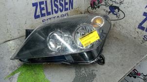 Używane Reflektor lewy Opel Astra H (L48) 1.8 16V Cena € 42,00 Procedura marży oferowane przez Zelissen V.O.F. autodemontage