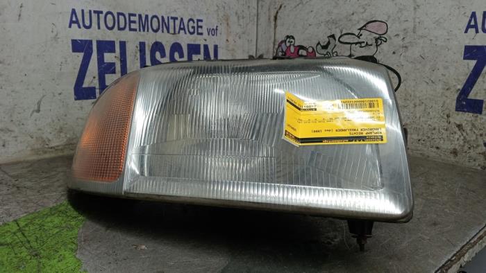 Używane Reflektor prawy Landrover Freelander Hard Top 1.8 16V Cena € 57,75 Procedura marży oferowane przez Zelissen V.O.F. autodemontage