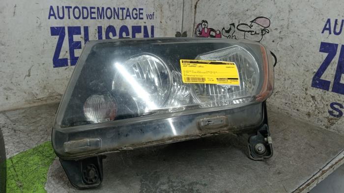 Używane Reflektor lewy Jeep Compass I (MK49) 2.4 16V 4x2 Cena € 192,94 Procedura marży oferowane przez Zelissen V.O.F. autodemontage