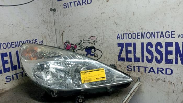Używane Reflektor prawy Peugeot 607 (9D/U) 2.7 HDi V6 24V Cena € 152,25 Procedura marży oferowane przez Zelissen V.O.F. autodemontage