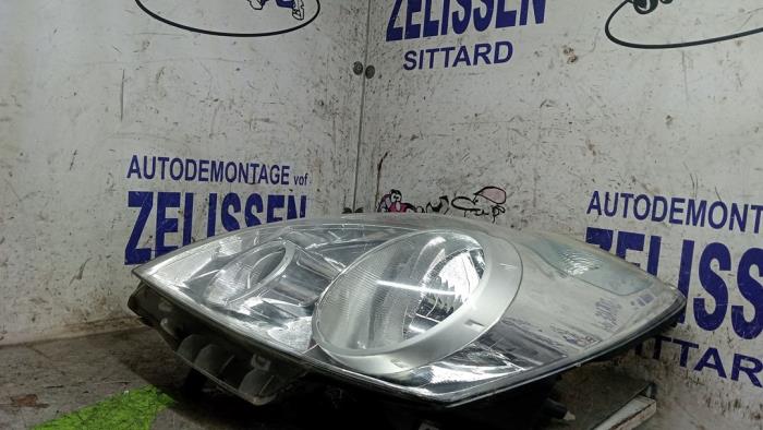 Używane Reflektor lewy Nissan Note (E11) 1.6 16V Cena € 68,25 Procedura marży oferowane przez Zelissen V.O.F. autodemontage
