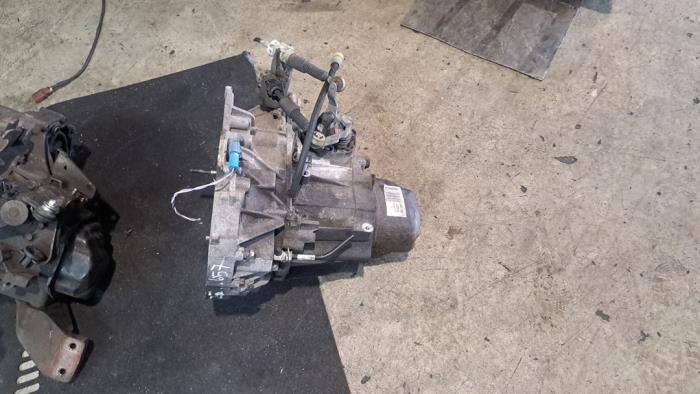 Usagé Boîte de vitesse Renault Clio III (BR/CR) 1.2 16V 75 Prix € 262,50 Règlement à la marge proposé par Zelissen V.O.F. autodemontage