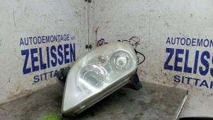 Używane Reflektor lewy Opel Tigra Twin Top 1.4 16V Cena € 84,00 Procedura marży oferowane przez Zelissen V.O.F. autodemontage