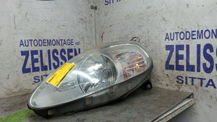 Używane Reflektor lewy Fiat Grande Punto (199) 1.2 Euro 5 Cena € 42,00 Procedura marży oferowane przez Zelissen V.O.F. autodemontage