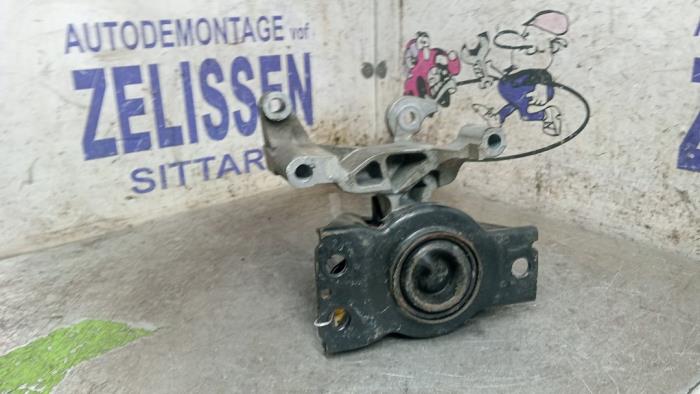 Engine mount from a Nissan Qashqai (J10) 2.0 16V 2007