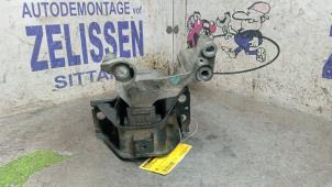 Engine mount from a Nissan Qashqai (J10) 2.0 16V 2007