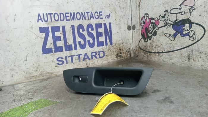 Usados Interruptor de ventanilla eléctrica Kia Sorento II (XM) 2.4 GDI 16V 4x2 Precio € 26,25 Norma de margen ofrecido por Zelissen V.O.F. autodemontage