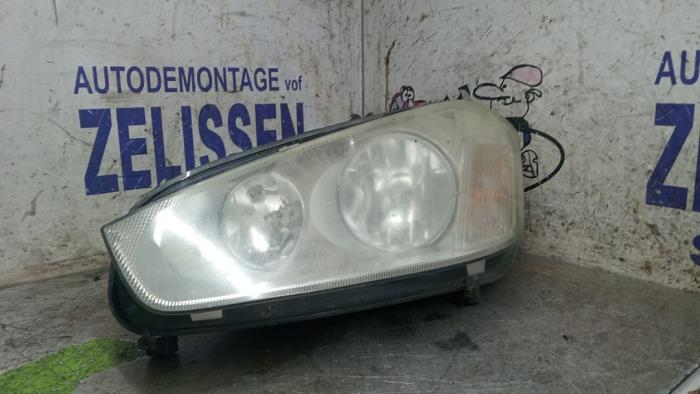 Używane Reflektor lewy Ford C-Max (DM2) 1.8 16V Cena € 89,25 Procedura marży oferowane przez Zelissen V.O.F. autodemontage