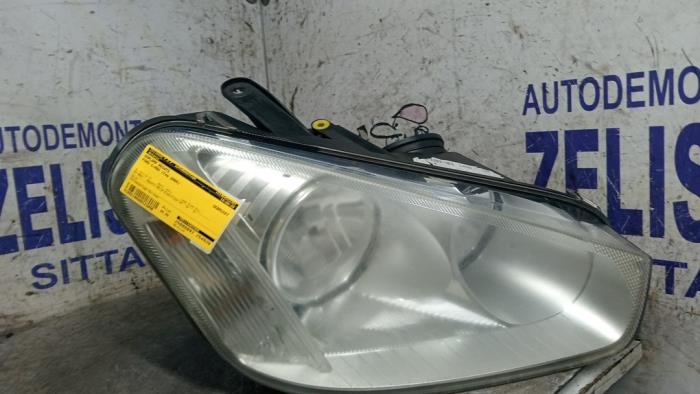Używane Reflektor prawy Ford C-Max (DM2) 1.8 16V Cena € 89,25 Procedura marży oferowane przez Zelissen V.O.F. autodemontage
