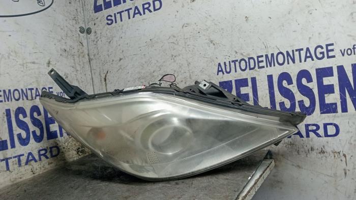 Używane Reflektor prawy Mazda 5 (CR19) 1.8i 16V Cena € 78,75 Procedura marży oferowane przez Zelissen V.O.F. autodemontage