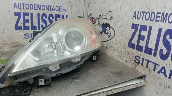 Używane Reflektor lewy Mazda 5 (CR19) 1.8i 16V Cena € 78,75 Procedura marży oferowane przez Zelissen V.O.F. autodemontage